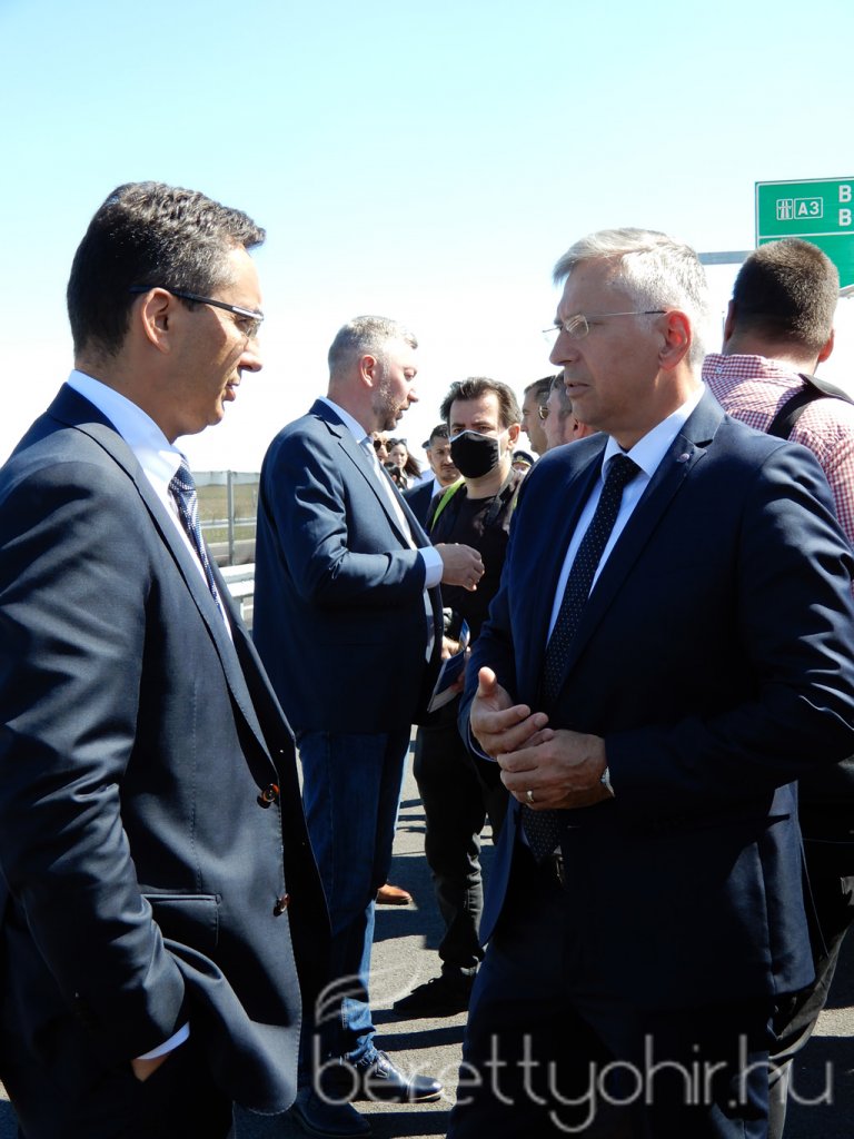 Átadták az M4-es autópálya Ártándig tartó szakaszát09